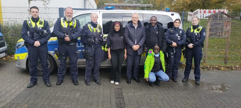 DGK-Community und Polizei bei einem gemeinsamen Treffen im Freien